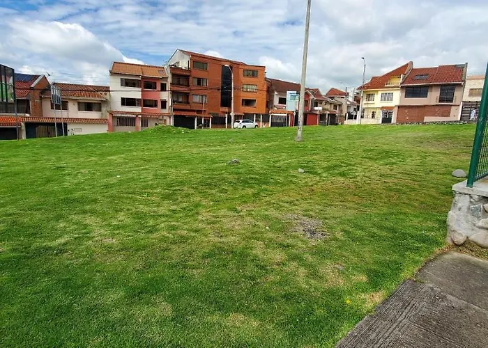 Departamento En Cuenca, 3 Habitaciones Y Parqueo Gratis