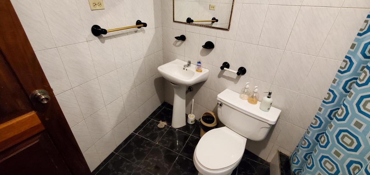 Departamento En Cuenca, 3 Y Parqueo Gratis Cuenca